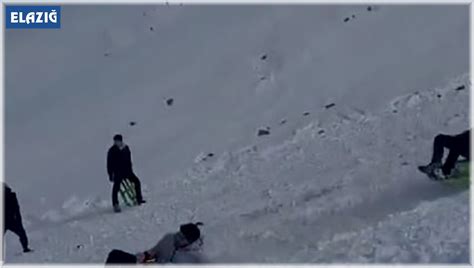 Elazığ’da kayak sezonu açıldı, vatandaşların kızakla kayma anları gülümsettis
